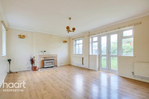 11 Barton Close, Shepperton, TW17 9AQ