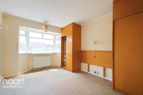 11 Barton Close, Shepperton, TW17 9AQ