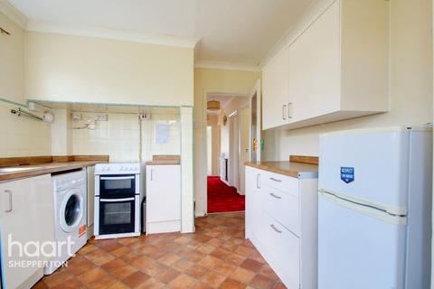 11 Barton Close, Shepperton, TW17 9AQ