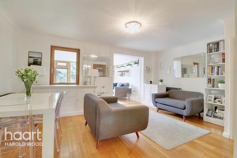 6 Ewan Road, Harold Wood, Romford, RM3 0WW