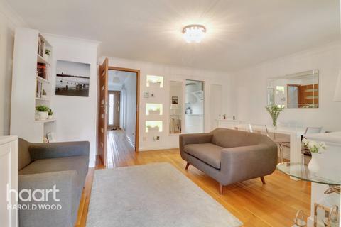 6 Ewan Road, Harold Wood, Romford, RM3 0WW