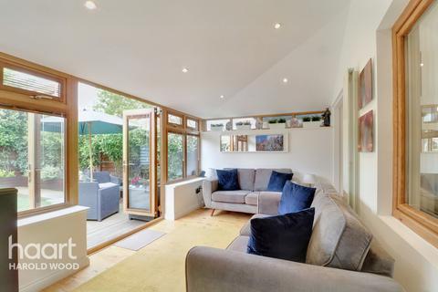 6 Ewan Road, Harold Wood, Romford, RM3 0WW