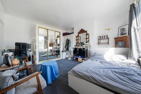 Studio to rent, Ferme Park Road, Crouch End, London