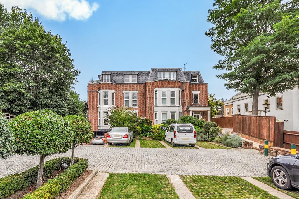 Portsmouth Road, Esher 2 bed apartment £3,750 pcm (£865 pw)