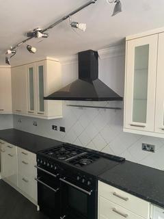 3 bedroom terraced house to rent - Durham Avenue, Gidea Park