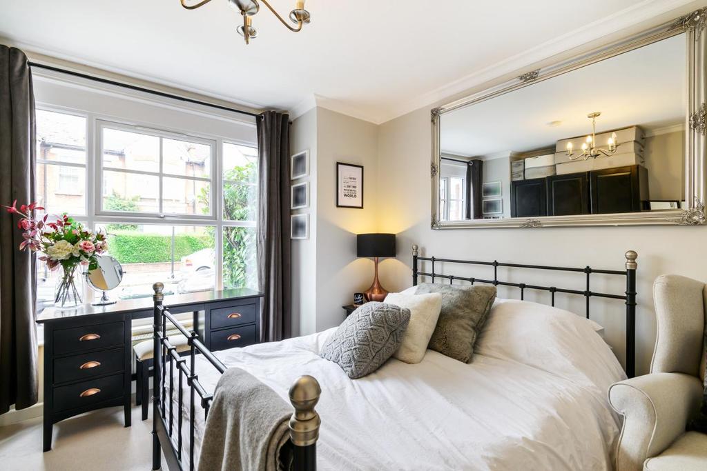 Midmoor Road, Balham 3 bed flat £760,000