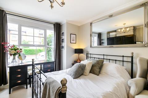 35 Midmoor Road, London, SW12 0EW