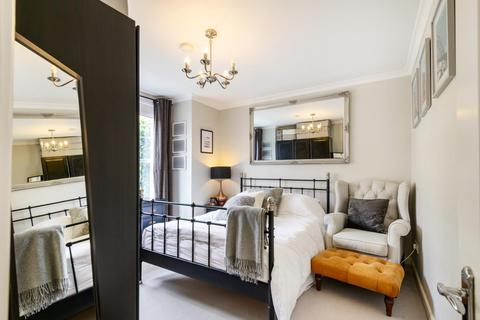 35 Midmoor Road, London, SW12 0EW