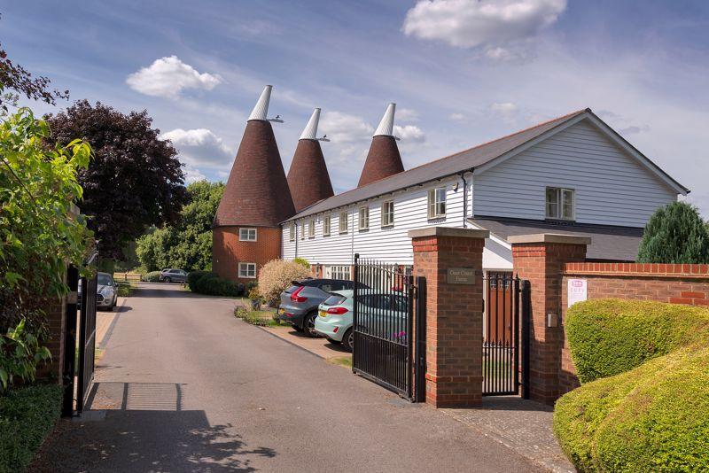 Wateringbury Road, East Malling, West Malling, ME19 6JH 5 bed property