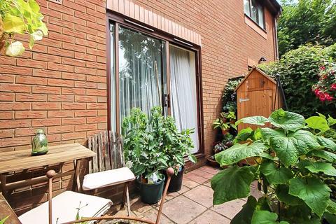 25 Gideons Close, Dudley, DY3 2HY