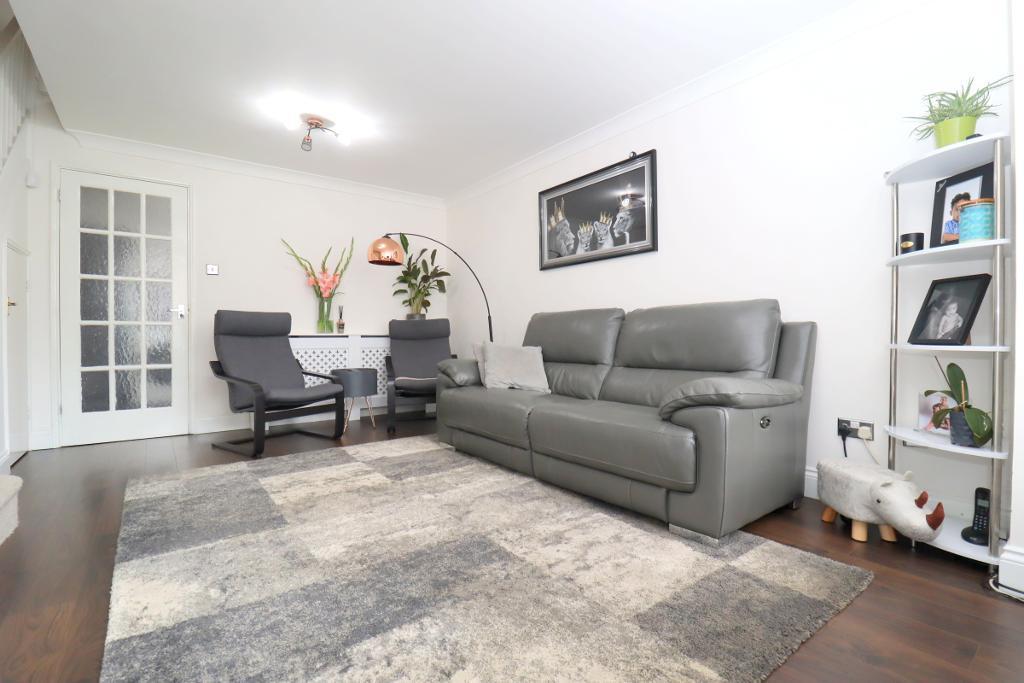 Chard Drive, Barton Hills, Luton... 3 bed link detached house £360,000