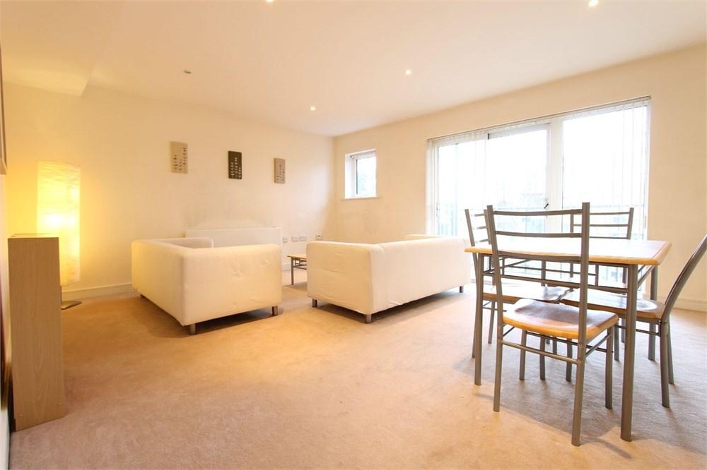 Kingswood Court, Hither Green... 3 bed apartment £1,650 pcm (£381 pw)