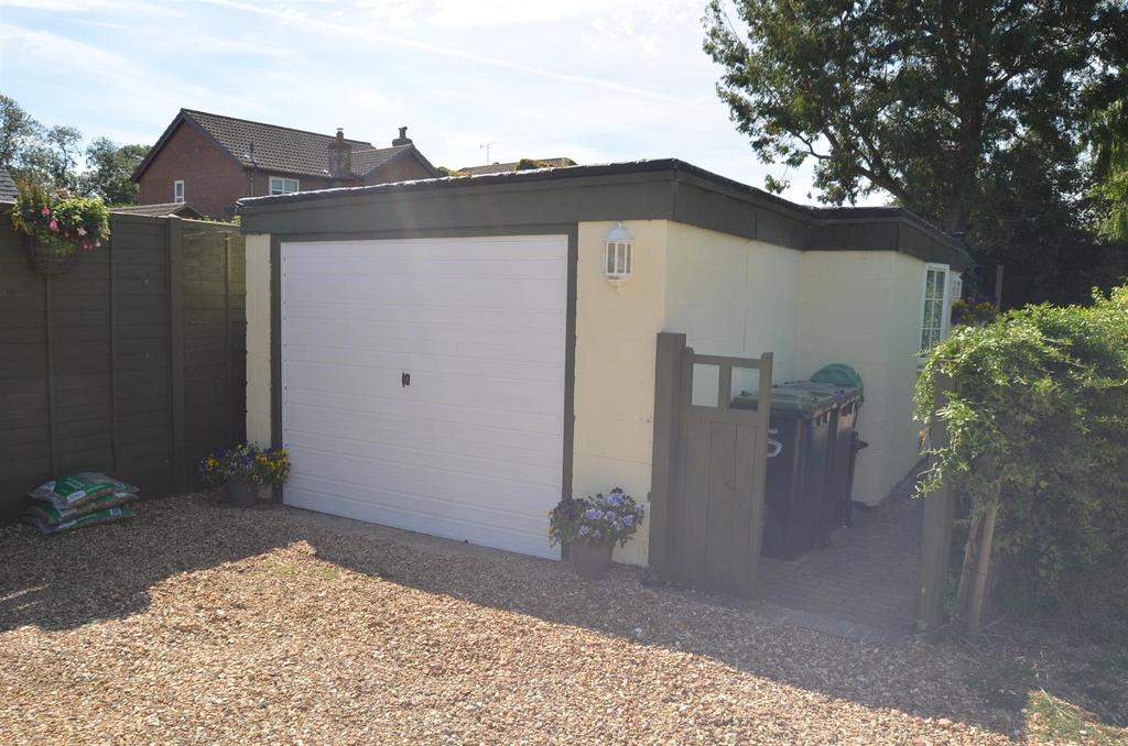 Silver End Road, Haynes, Bedford 2 bed cottage £1,150 pcm (£265 pw)