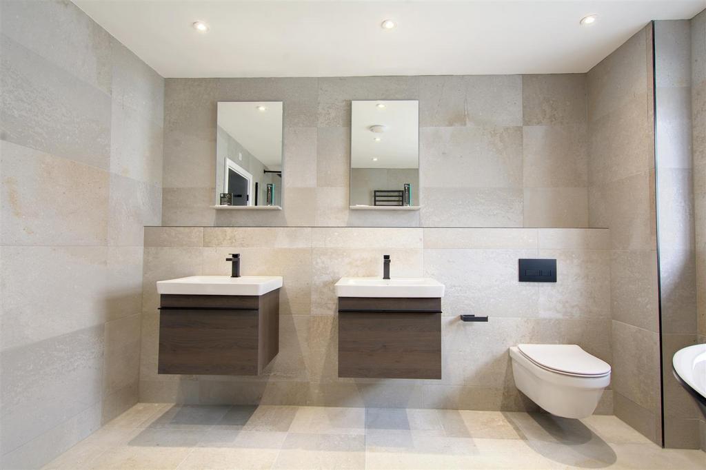 DSC 9110bathroom 1.jpeg