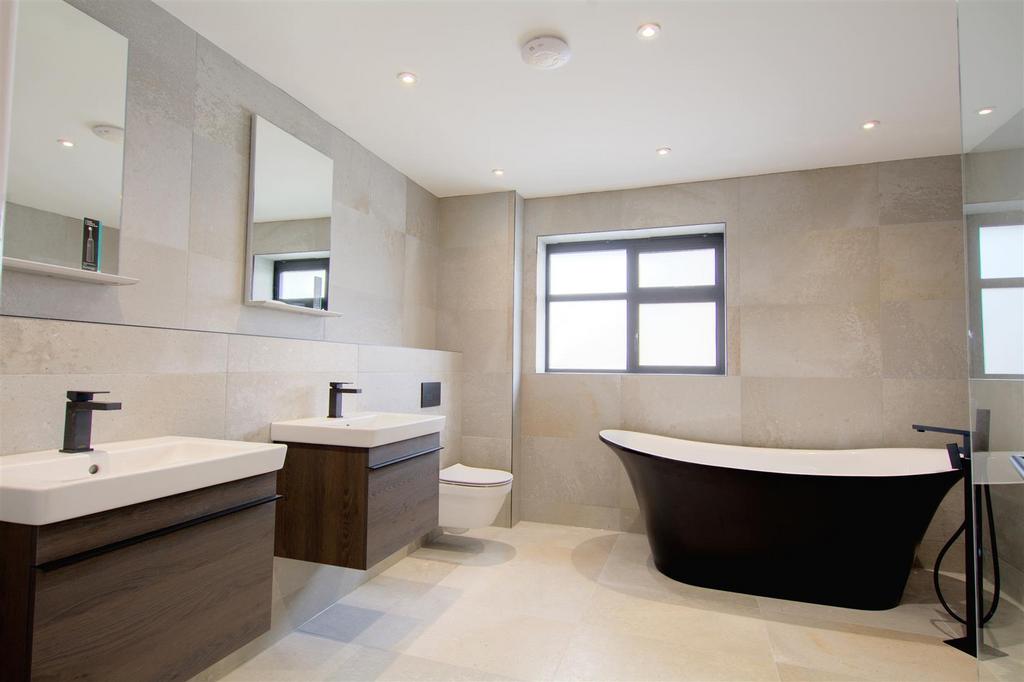 DSC 9104bathroom 1.jpeg