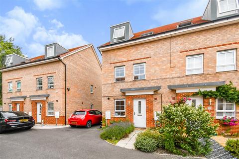 51 Petfield Drive, Anlaby, Hull, HU10 7ES