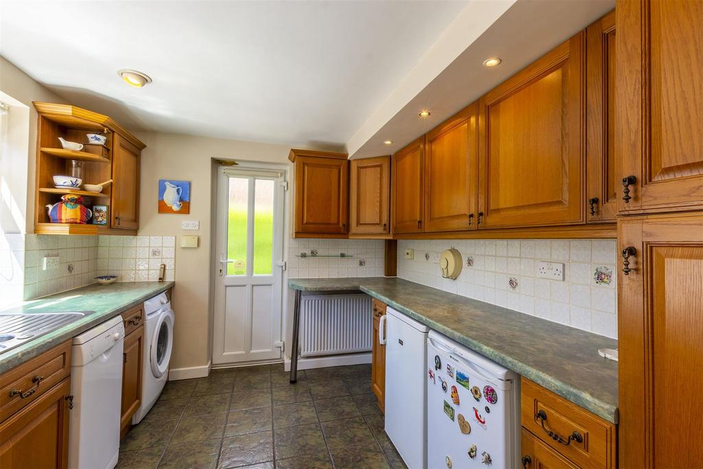 Kitchen (10)-HDR copy.jpg
