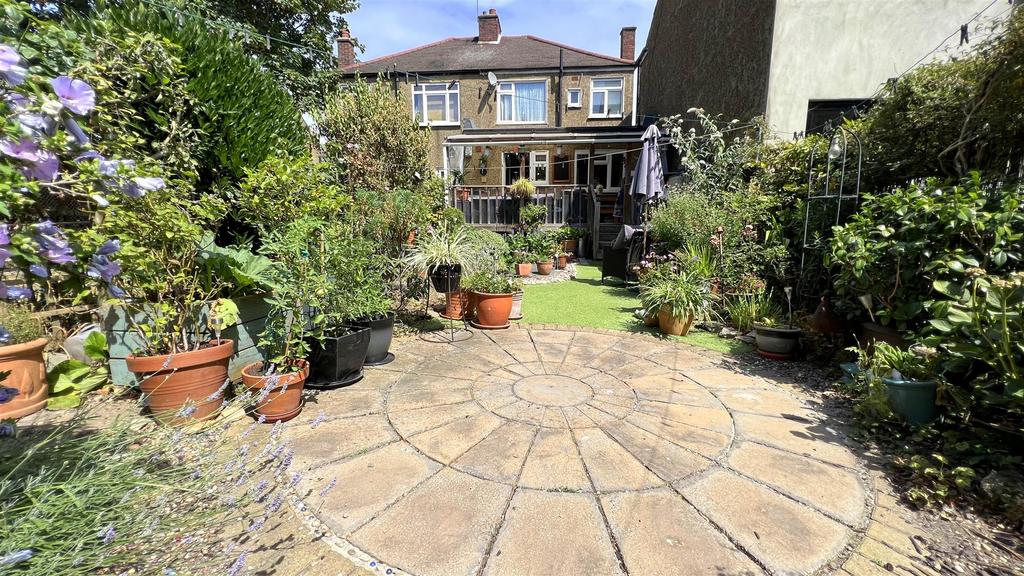 Cavendish Drive, Leytonstone 4 bed semidetached house for sale £675,000