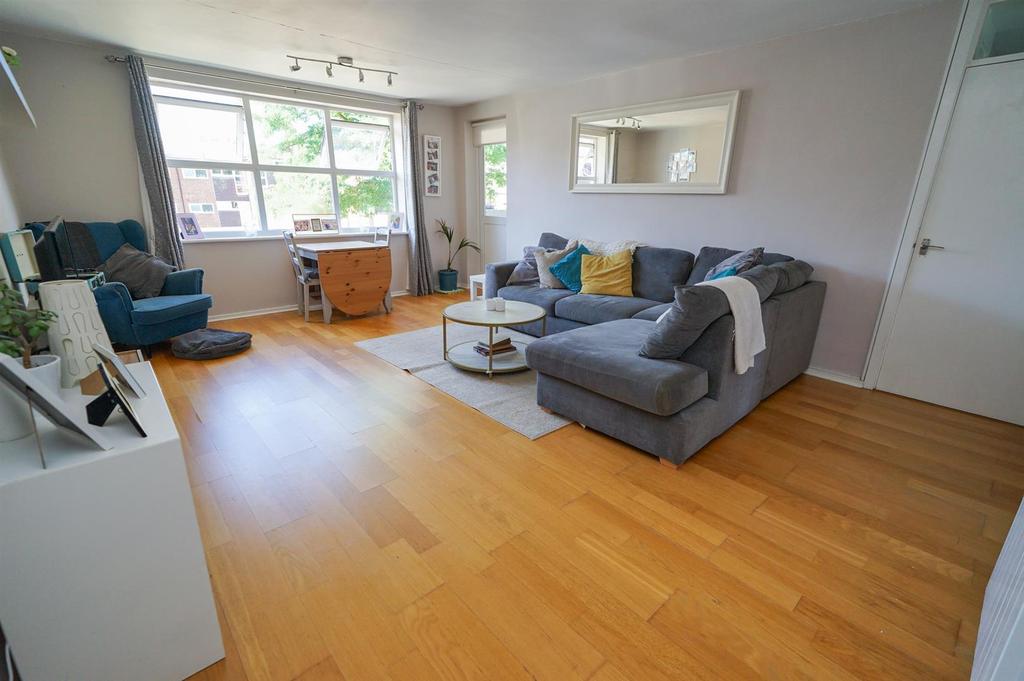 Bideford Court, Linslade, Leighton Buzzard 2 bed apartment £210,000