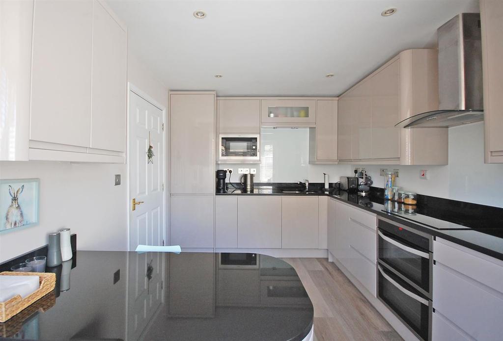 Kitchen b.jpg