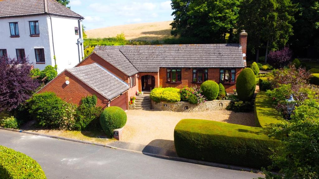 Highfield Park, Creaton, Northamptonshire, NN6 3 bed detached bungalow