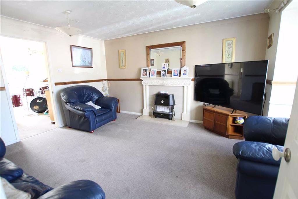 Windsor Drive, Flint, Flintshire, CH6 4 bed detached house £260,000