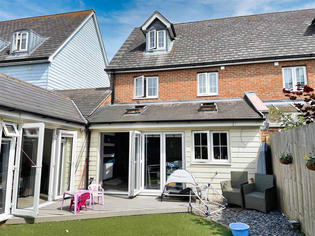 Meadow Crescent, Purdis Farm, Ipswich 4 bed semidetached house for