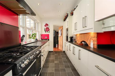82 Crawley Road, Horsham, RH12 4DT