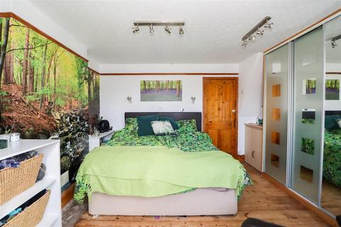 82 Crawley Road, Horsham, RH12 4DT