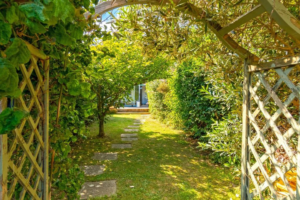Orient Road, Lancing 2 bed end of terrace house £325,000