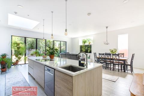 3 Wensley Avenue, Woodford Green, IG8 9HE