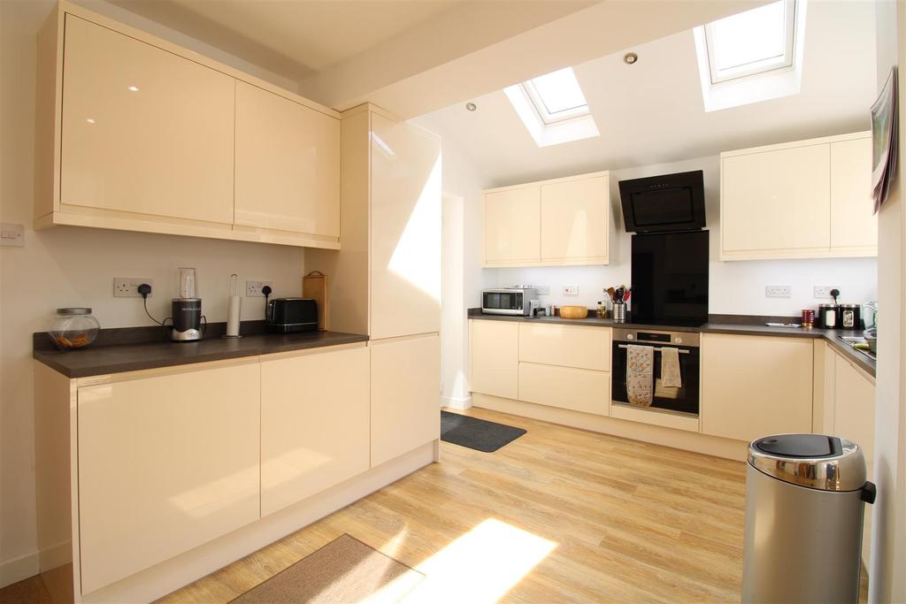 Lea Vale Road, Stourbridge 3 bed semidetached house £380,000