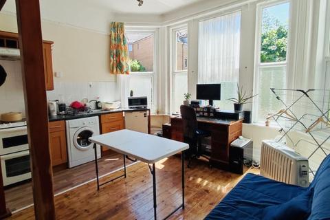 Studio to rent - Argyll Road, Boscombe