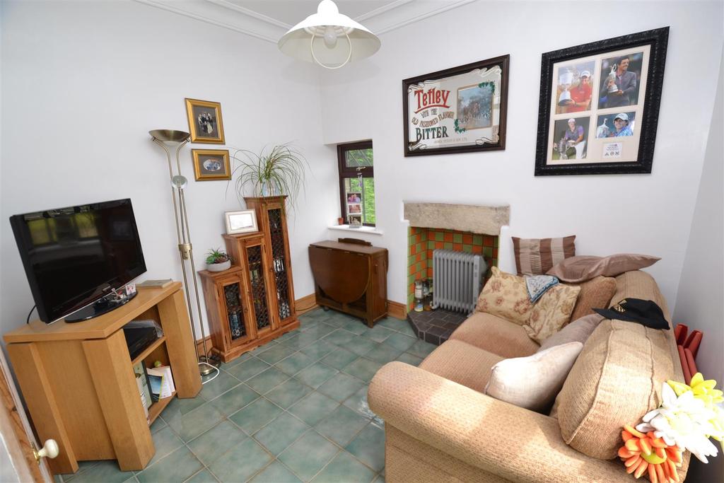 Green Lane, Bradshaw, Halifax 2 bed semidetached house £140,000