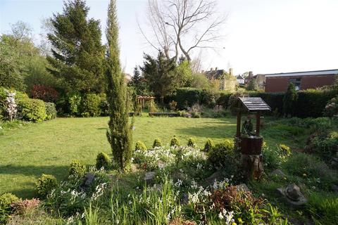 30 Meadow Head Drive, Sheffield, S8 7TQ