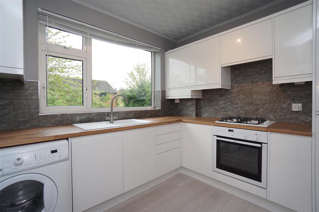 a Harvey Clough Road, Norton Lees, Sheffield, S8 8PF 2 bed apartment