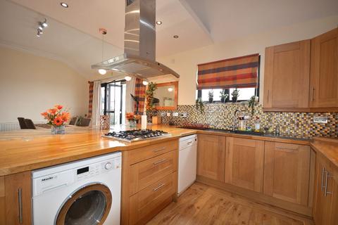 2 bedroom apartment to rent, Penthouse at The Pinnacle, Cottage Terrace