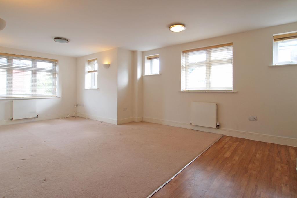 Windmill Lane, Epsom, Surrey, KT17 2 bed flat £315,000