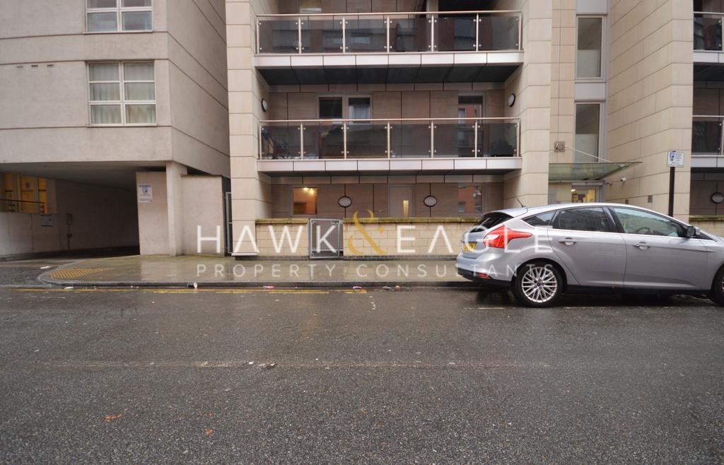 Blackwall Way, London, E14 3 bed apartment £2,600 pcm (£600 pw)