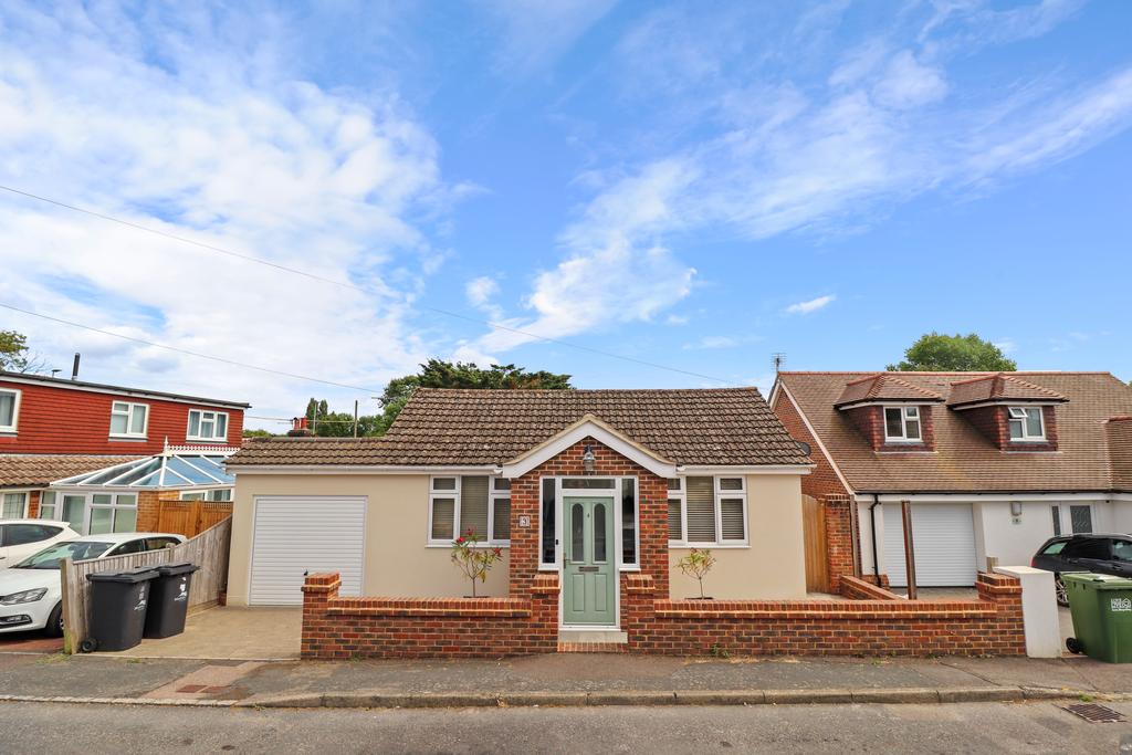 Willow Drive, Polegate BN26 3 bed detached bungalow for sale £450,000