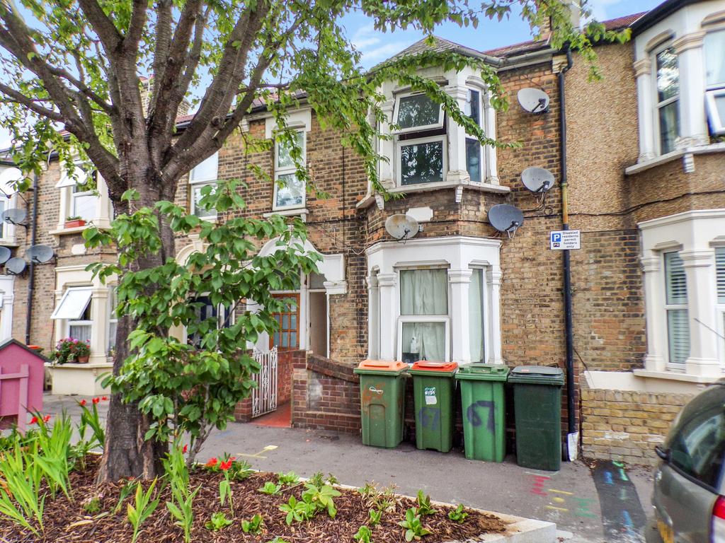 Ling Road, Canning Town, E16 2 bed flat £1,350 pcm (£312 pw)