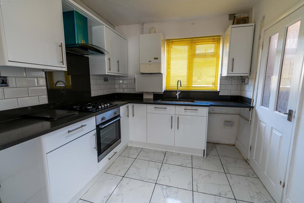 Kitchener Avenue, Chatham, Kent, ME4 3 bed terraced house £1,200 pcm (£277 pw)
