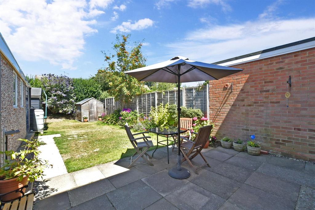 Glenwood Road, Southbourne, West Sussex 3 bed semidetached house £