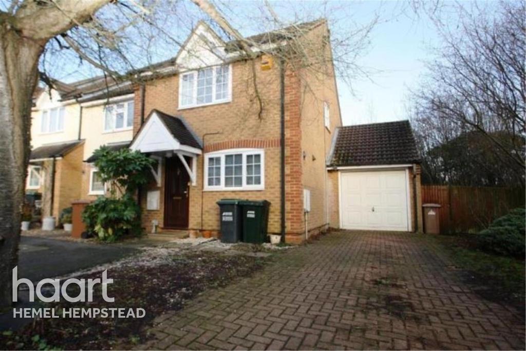 Maple Leaf Close, Abbots Langley 3 bed end of terrace house £1,680