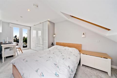28 Bronson Road, London, SW20 8DY