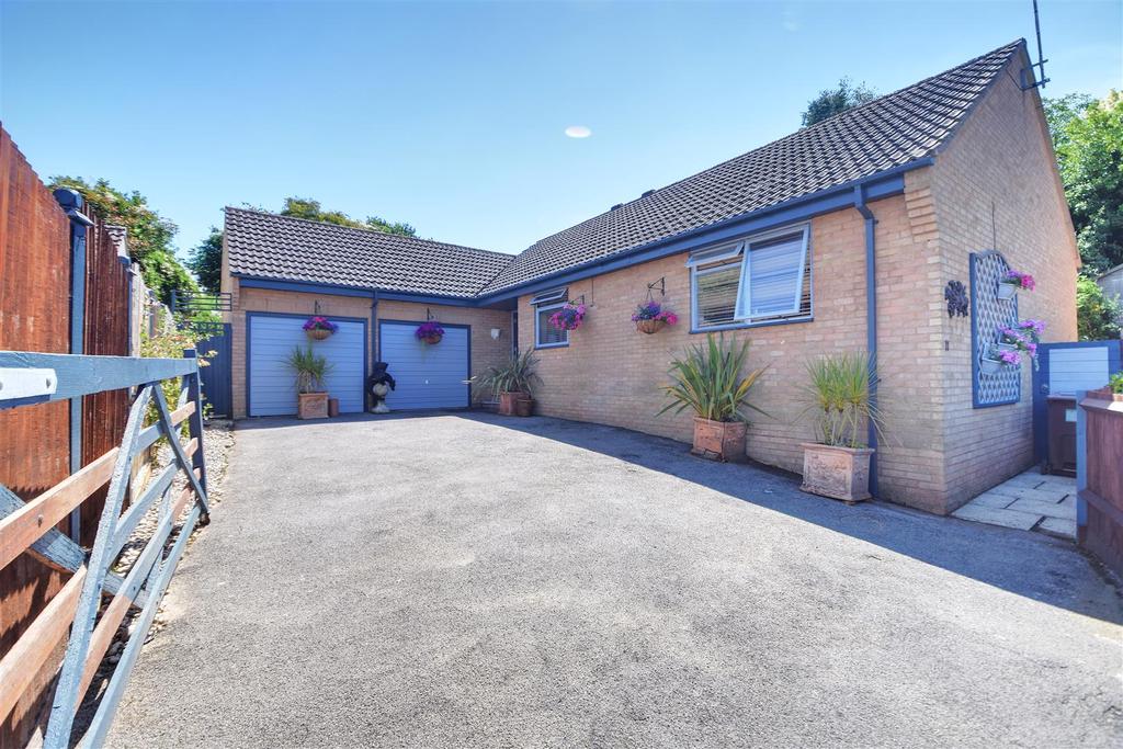Mansell Close, BexhillOnSea 3 bed detached bungalow £610,000