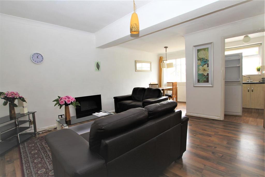 Harley Court, Blake Hall Road, Wanstead 2 bed flat £1,500 pcm (£346 pw)