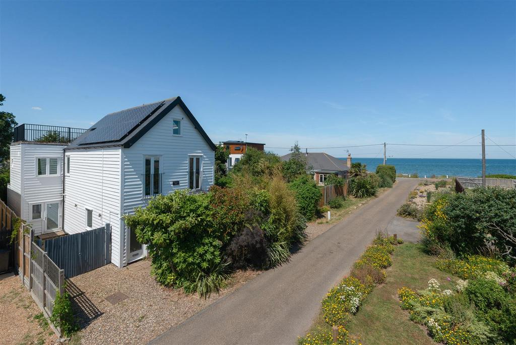 Allan Road, Seasalter, Whitstable 5 bed detached house to rent £2,750