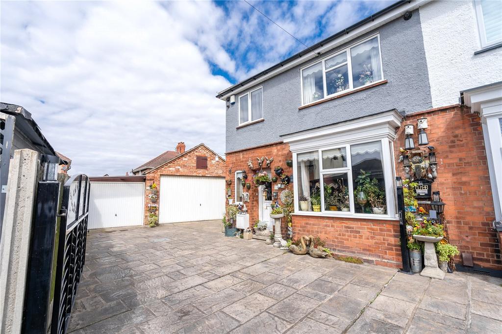 Weelsby Grove, Grimsby, Lincolnshire... 3 bed semidetached house £