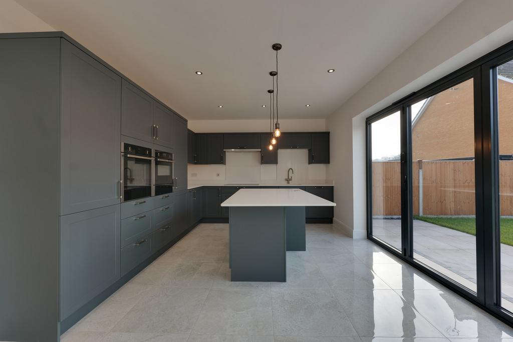 Daws Heath Road, Rayleigh, SS6 5 bed detached house £875,000